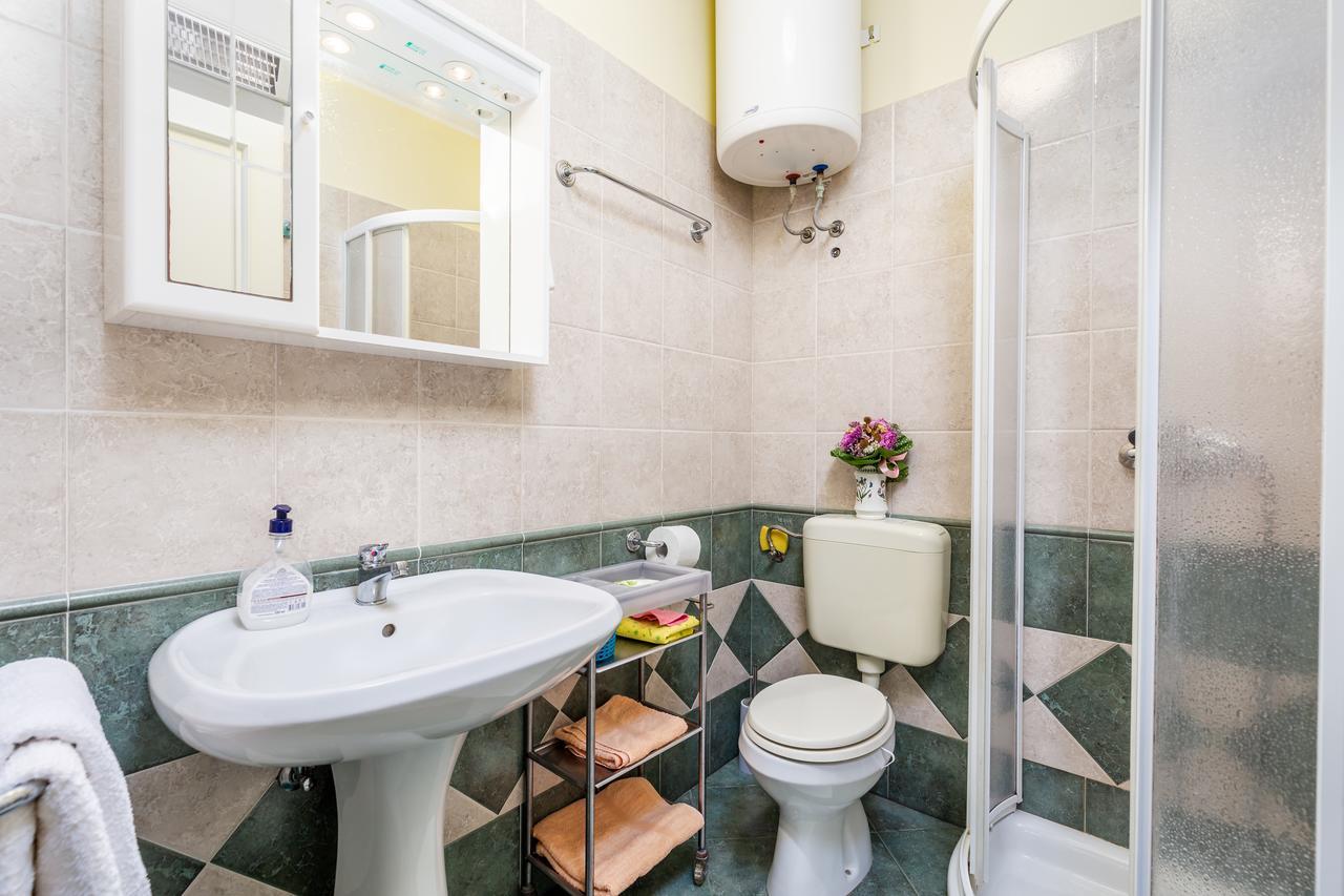 Rona Apartments Ani Ičići Exteriör bild