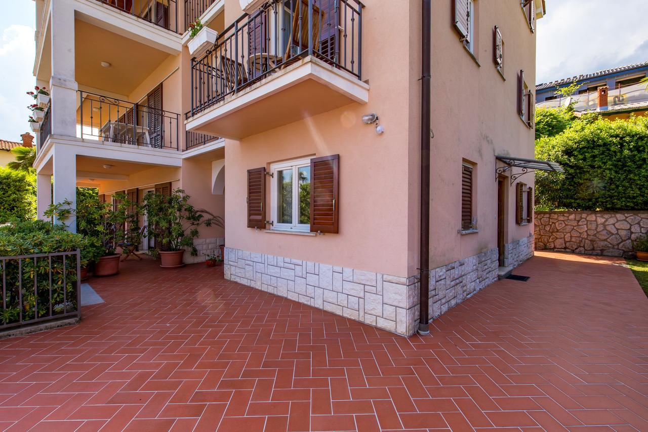 Rona Apartments Ani Ičići Exteriör bild