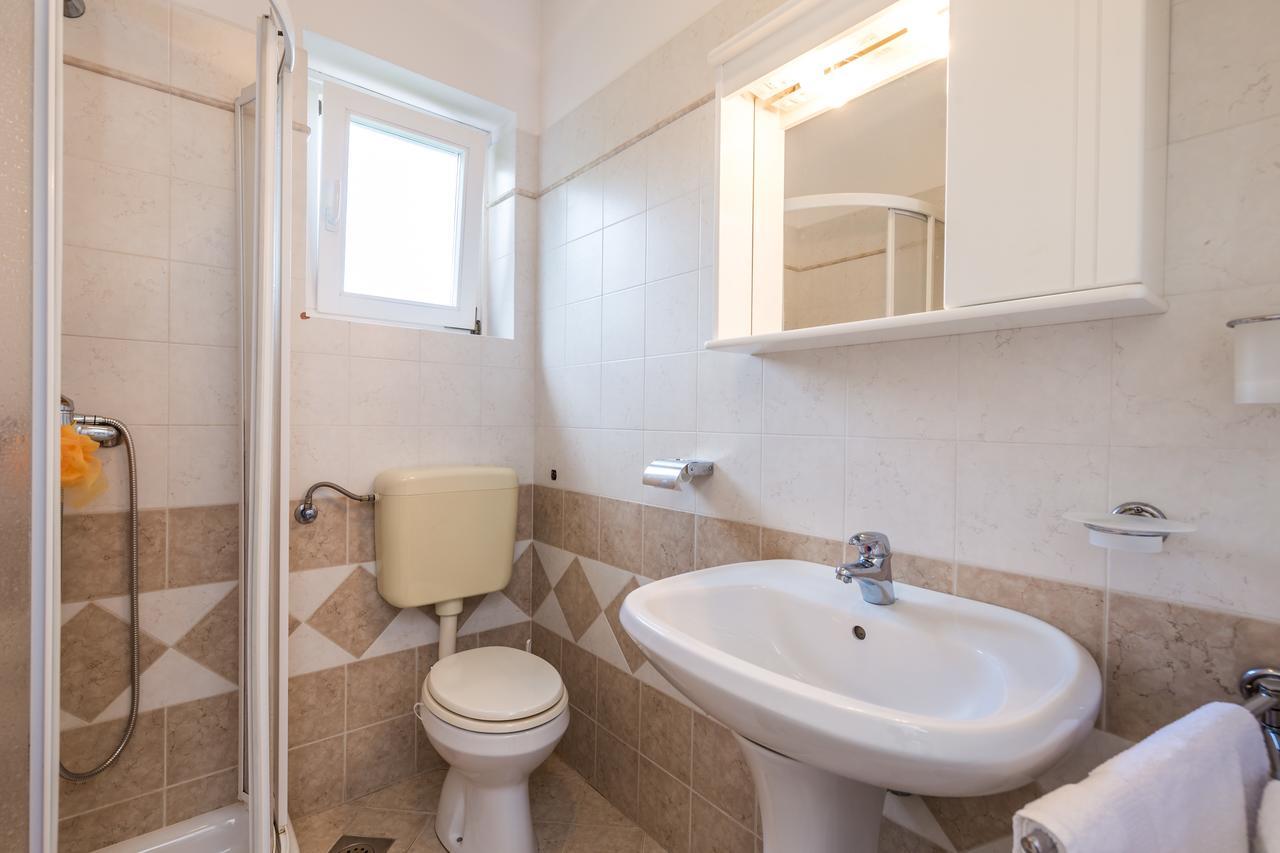 Rona Apartments Ani Ičići Exteriör bild